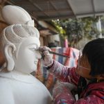 কাঠ খোদাই বুদ্ধমূর্তি শিল্প