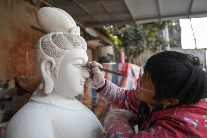 কাঠ খোদাই বুদ্ধমূর্তি শিল্প